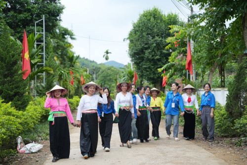 “Thắp sáng bản Mường” tại xã Hưng Thi: Tinh thần, diện mạo mới