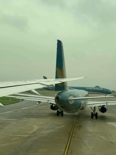 Vietnam Airlines Tạm Đình Chỉ Bốn Phi Công Sau Vụ Va Chạm Máy Bay Tại Sân Bay Nội Bài