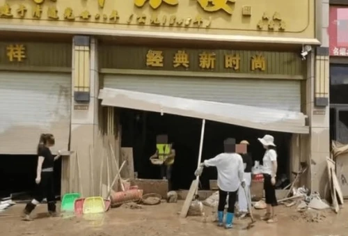 Lũ Quét Cuốn Trôi Tiệm Vàng, Dân Làng Trung Quốc Đổ Xô Tìm Kho Báu. (Ảnh: Standard)