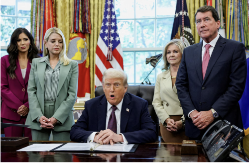 Trump Kiện The New York Times và Penguin Random House, Yêu Cầu Bồi Thường 15 Tỷ USD Vì Tội Phỉ Báng