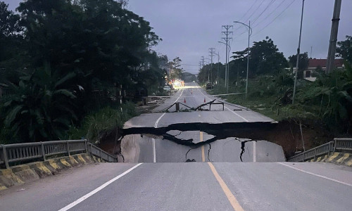 Sập cầu Tát Luông tại Tuyên Quang sau lũ lớn: Không thiệt hại người, giao thông tê liệt. (Ảnh: internet)