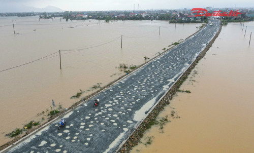 Hà Tĩnh: Quốc lộ 1 đoạn thi công ngập ổ gà sau mưa lớn, nguy cơ tai nạn rình rập