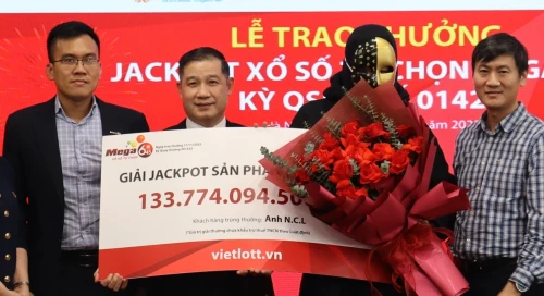 Khánh Hòa: Nam thanh niên kiên trì mua một dãy số suốt hai năm, trúng Jackpot hơn 133 tỷ đồng