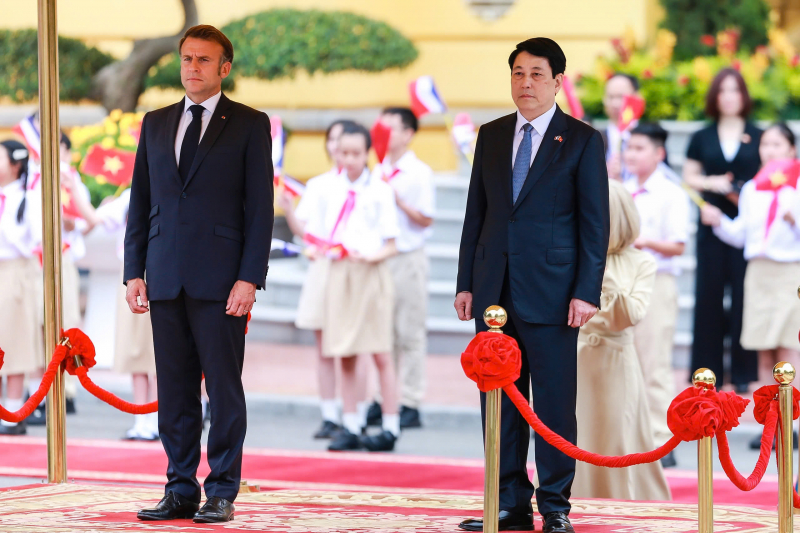 Chủ tịch nước Lương Cường chủ trì Lễ đón cấp Nhà nước Tổng thống Pháp Emmanuel Macron. (Công An Nhân Dân)
