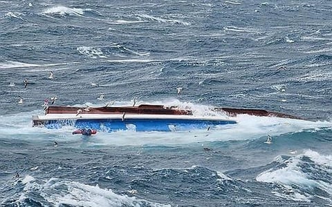 Tàu Chở 8 Người Mất Tích Bí Ẩn Ngoài Khơi Tỉnh Bengkulu, Indonesia