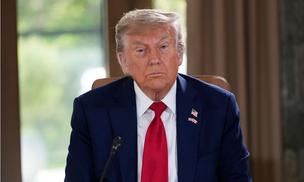Ông Trump Kêu Gọi Iran 'Đầu Hàng Vô Điều Kiện' Giữa Lúc Căng Thẳng Leo Thang