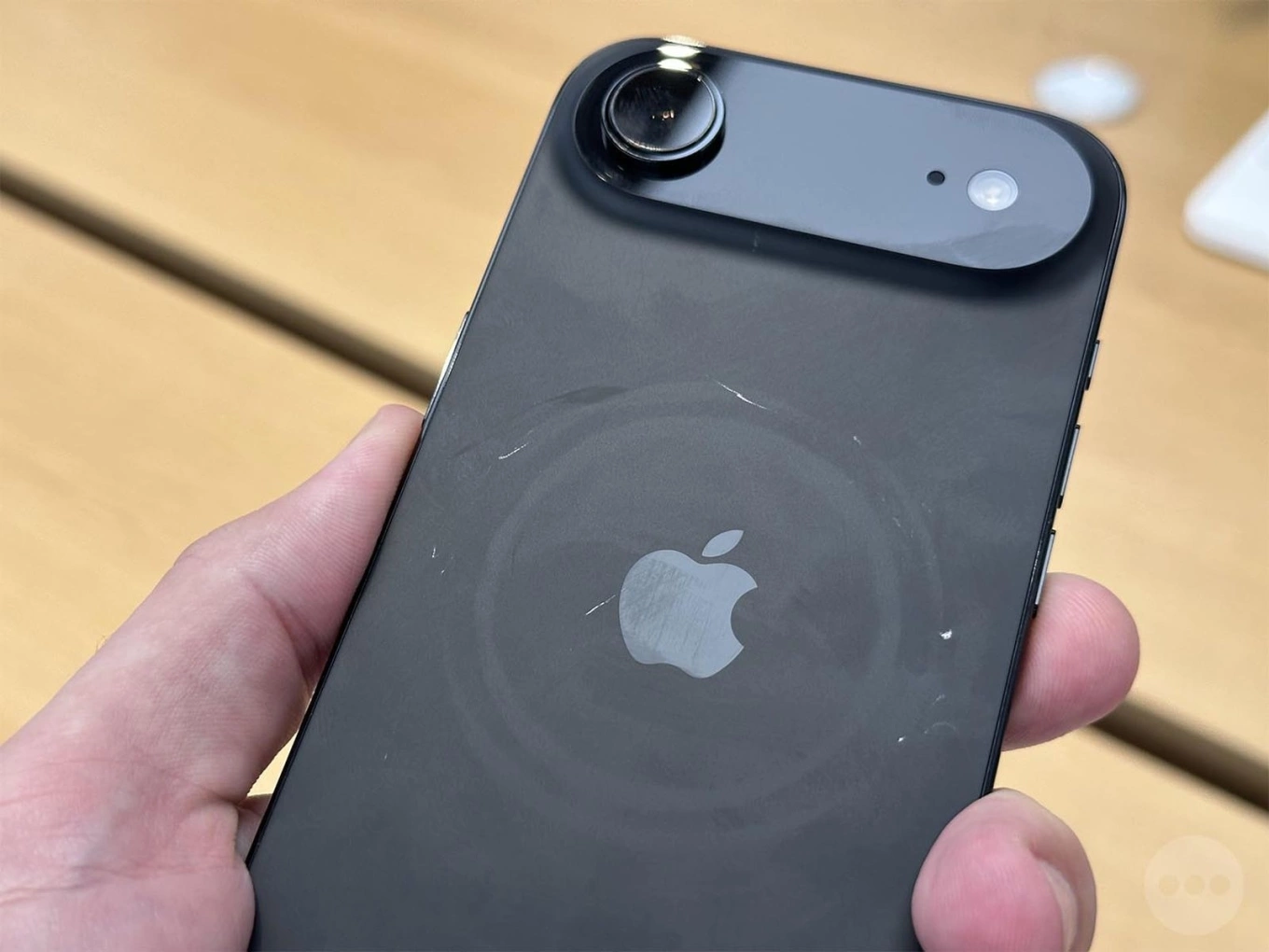 Apple giải thích nguyên nhân vết trầy trên iPhone 17 và đảm bảo độ bền vượt trội