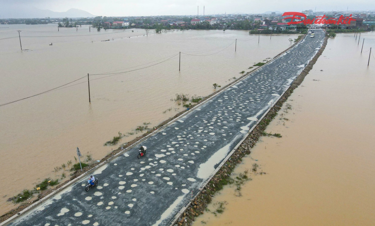 Hà Tĩnh: Quốc lộ 1 đoạn thi công ngập ổ gà sau mưa lớn, nguy cơ tai nạn rình rập