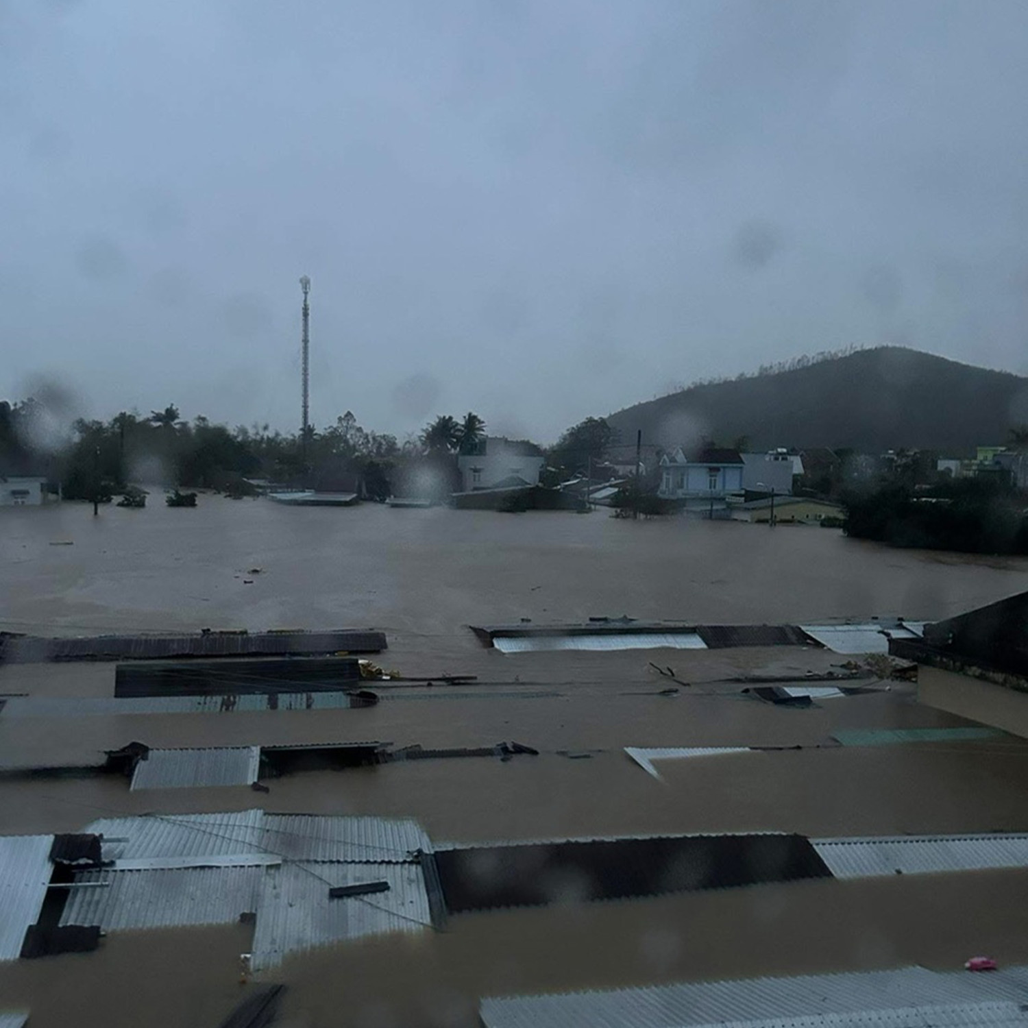 Các hãng hàng không đồng loạt vận chuyển miễn phí hàng cứu trợ tới miền Trung – Tây Nguyên