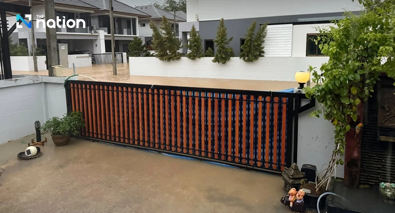 “Pháo đài khô ráo” giữa lũ lụt Hat Yai: Người dân Thái Lan dùng bạt lớn và máy bơm cứu nhà cửa