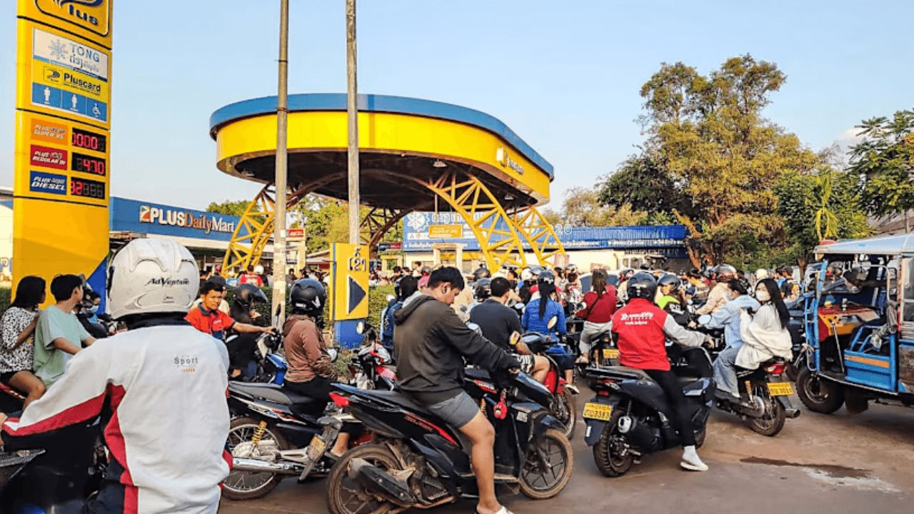 Giá xăng ở nước cạnh Việt Nam đã tăng lên 47.000 đồng/lít