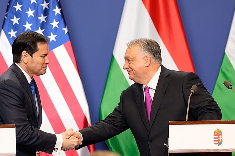 Ngoại trưởng Mỹ Marco Rubio (trái) bắt tay Thủ tướng Hungary Viktor Orban (phải) trong cuộc đàm phán về SMR Ảnh AP